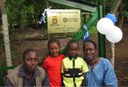Tecnici e bimbi della Scuola Salesiana di Embu vicino al nuovo ponte